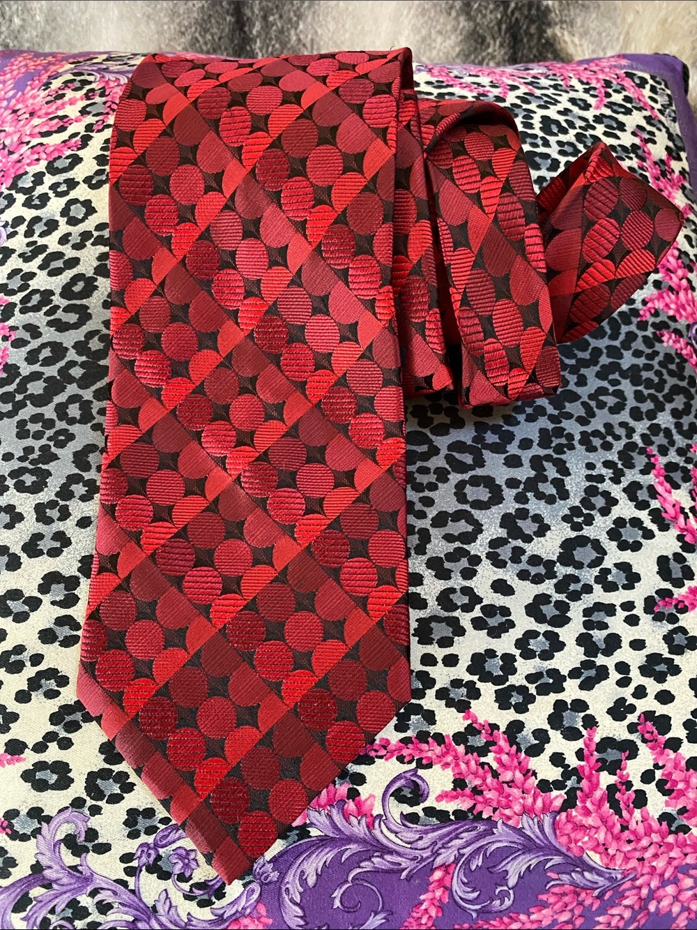 💯 Silk Hand Made Luxurious Red Black Subtle Shimmer Textured Tie